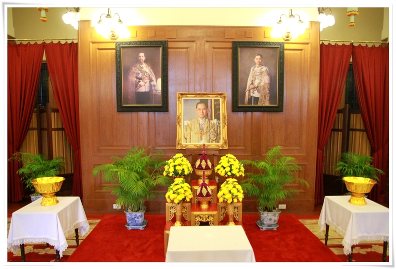 ﻿อธิบดีกรมบังคับคดีและคณะผู้บริหารร่วมลงนามถวายพระพรพระบาทสมเด็จพระเจ้าอยู่หัว
